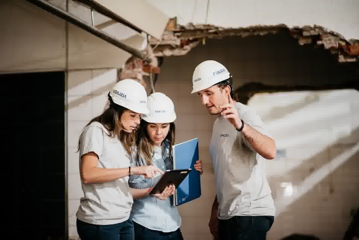 Equipo en una obra de Edilizia